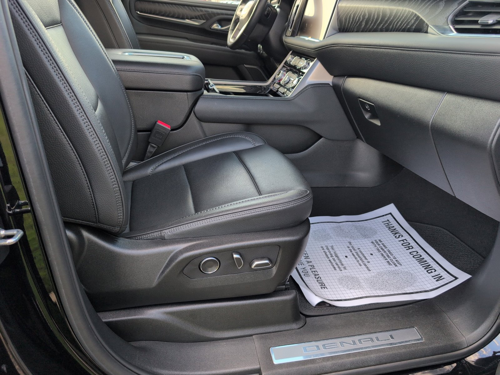 Used 2024 GMC Yukon Denali w/ Advanced Technology Package image 9