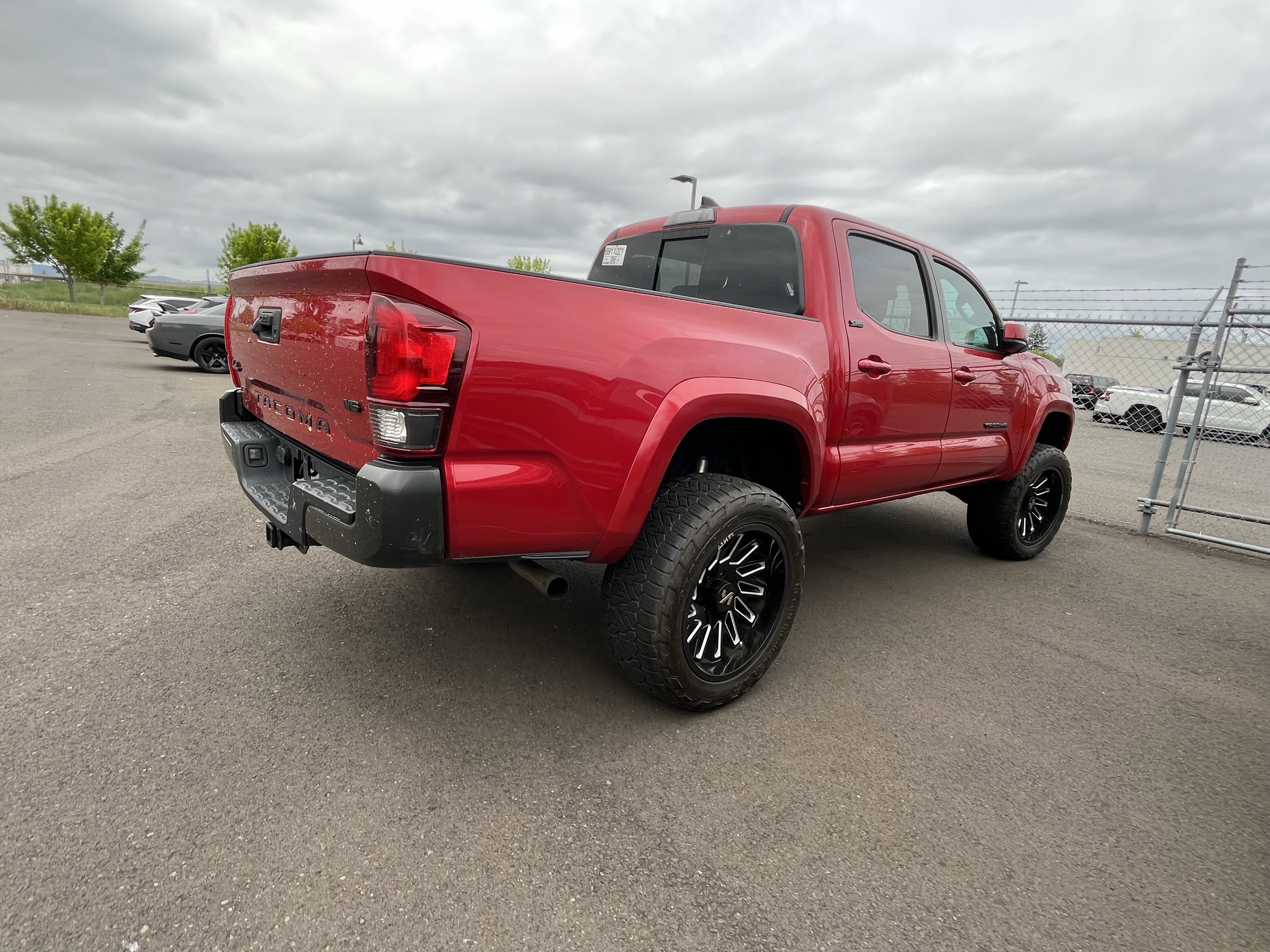 Used 2019 Toyota Tacoma SR5 AWD/4WD image 3