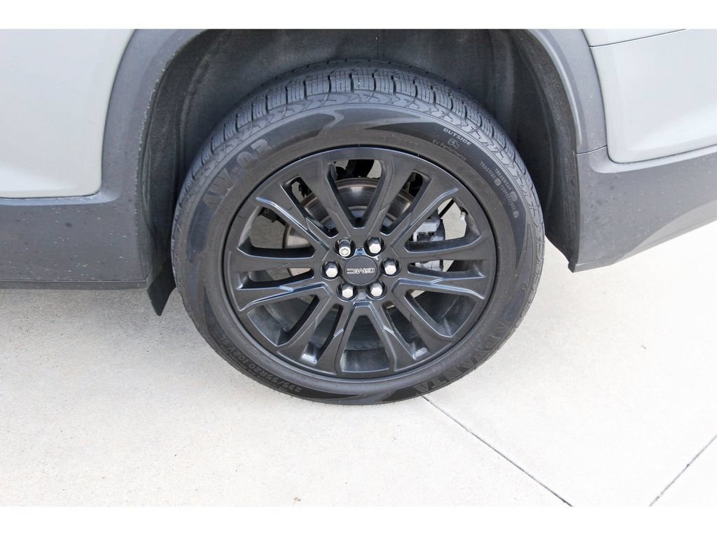 Used 2023 GMC Acadia SLE w/ Driver Convenience Package FWD image 7