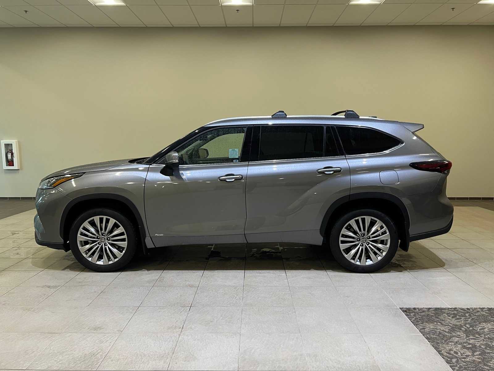 Certified 2025 Toyota Highlander Platinum image 3