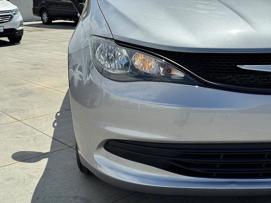 Used 2020 Chrysler Voyager L image 10