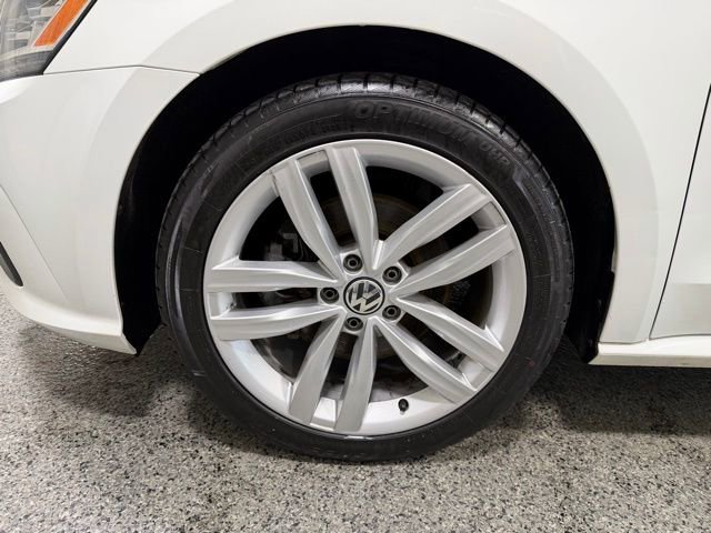 Used 2018 Volkswagen Passat 2.0T SE FWD image 28