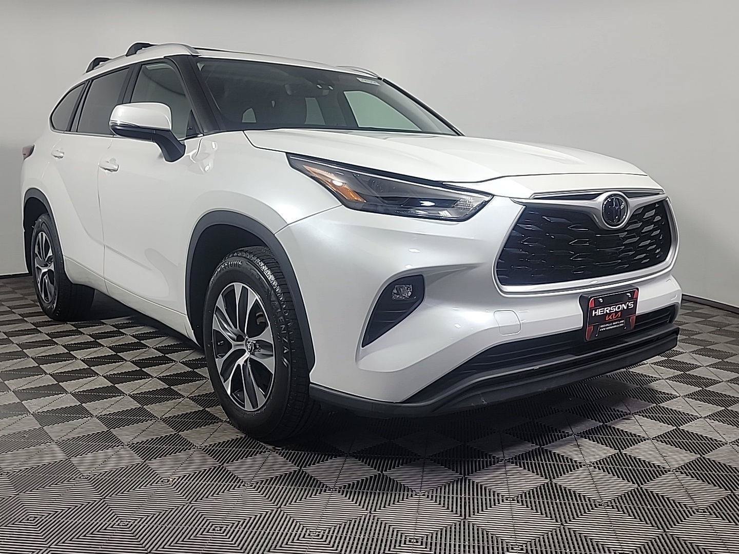 Used 2023 Toyota Highlander XLE AWD/4WD image 1