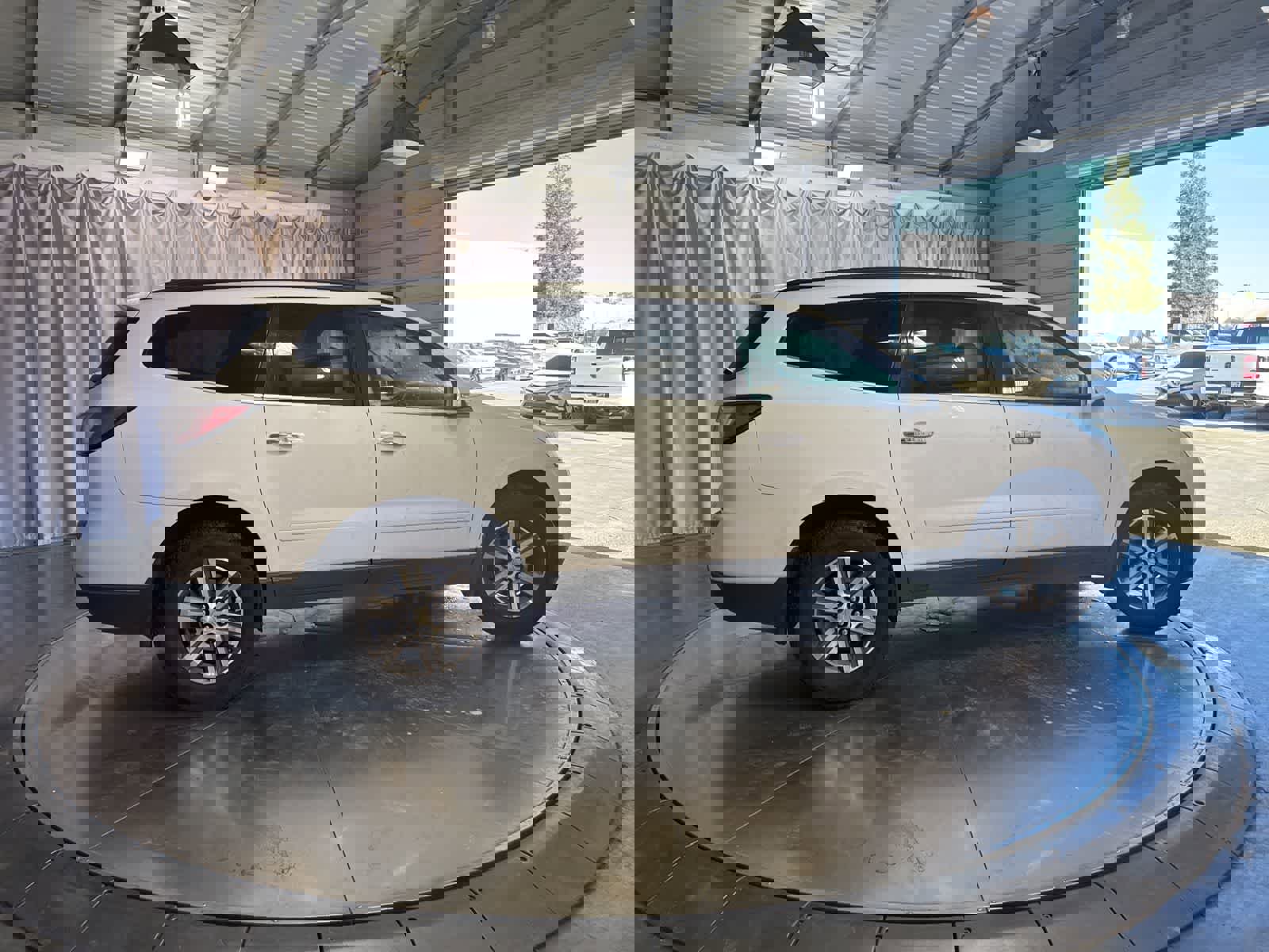 Used 2017 Chevrolet Traverse LT image 3