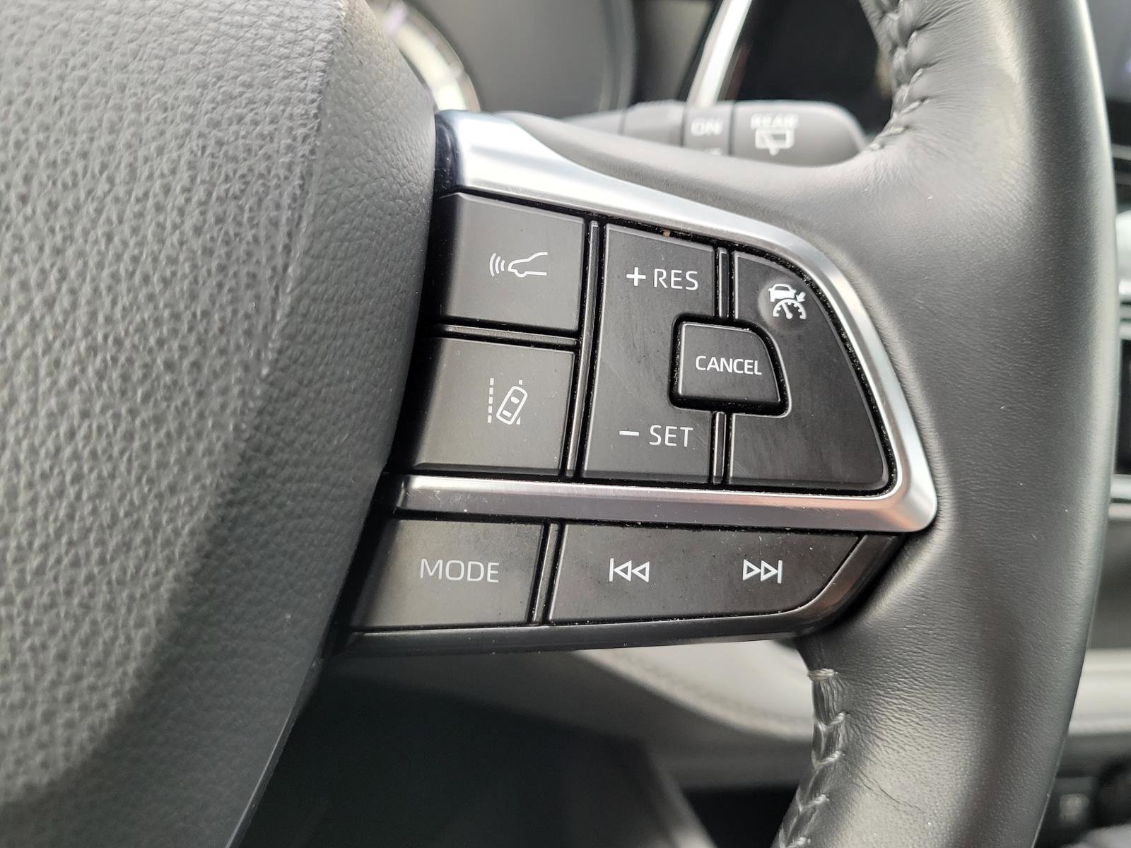Used 2021 Toyota Highlander LE AWD/4WD image 8