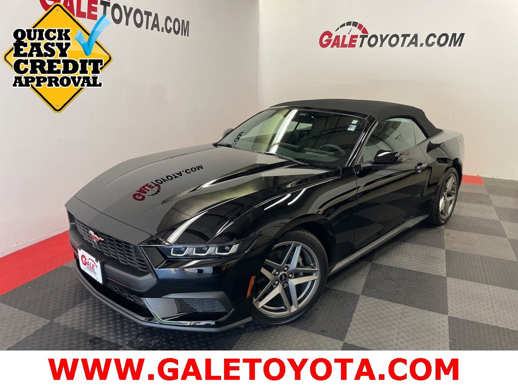 Used 2024 Ford Mustang Convertible image 1