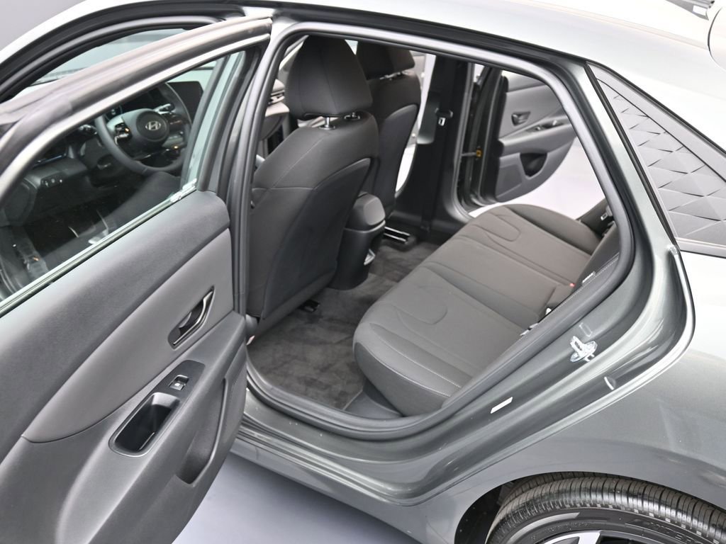 Certified 2025 Hyundai Elantra SEL image 11