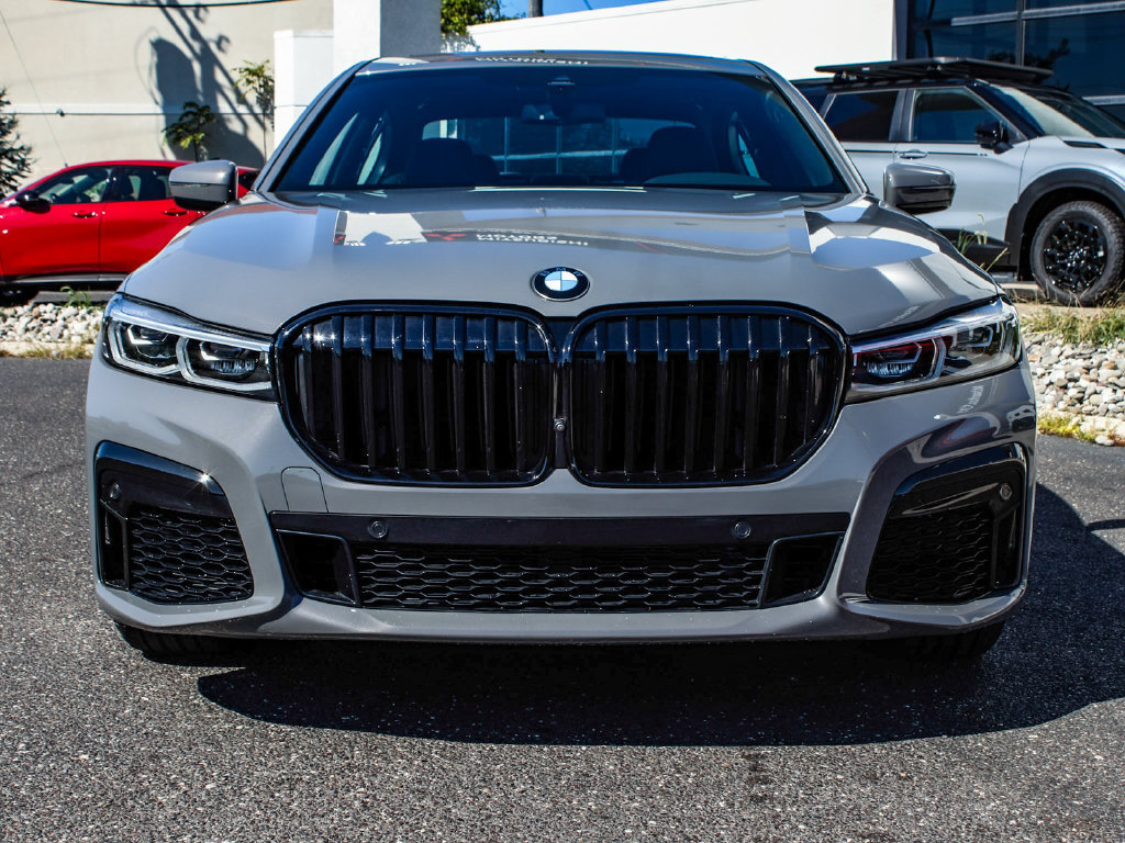 Used 2022 BMW 740i xDrive w/ M Sport Package AWD/4WD image 2