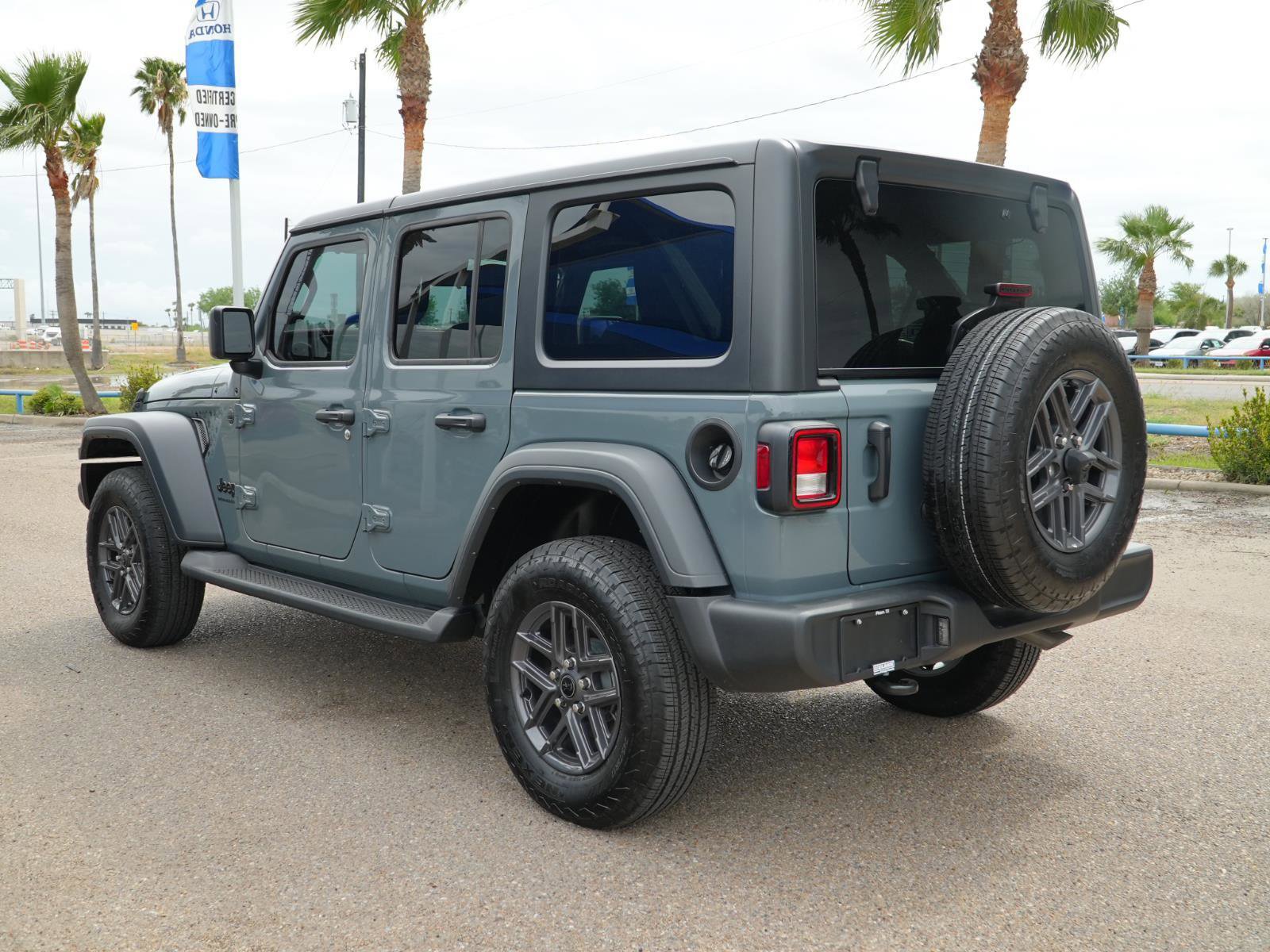 Used 2025 Jeep Wrangler Sport S image 9