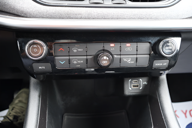 Used 2024 Jeep Compass Latitude AWD/4WD image 22