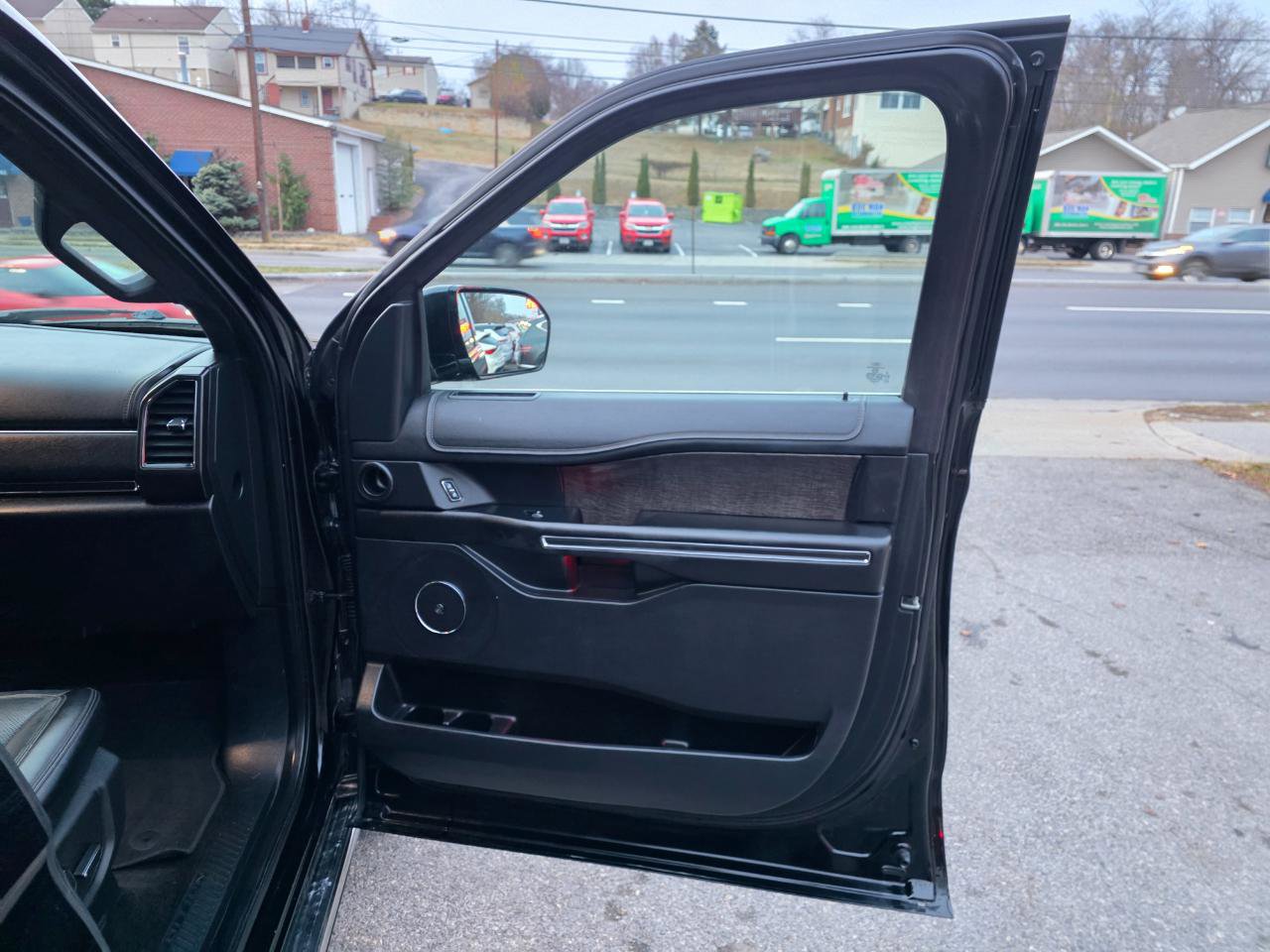 Used 2018 Ford Expedition Limited image 16