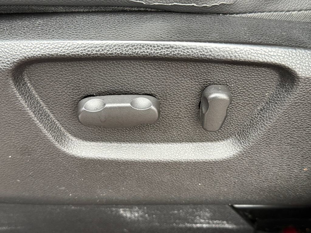 Used 2015 Chevrolet Captiva Sport LTZ image 29