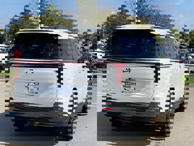 Used 2026 Kia Carnival SX Prestige image 4