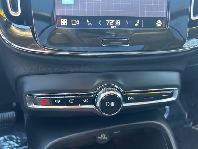 Certified 2025 Volvo XC40 B5 Plus image 25