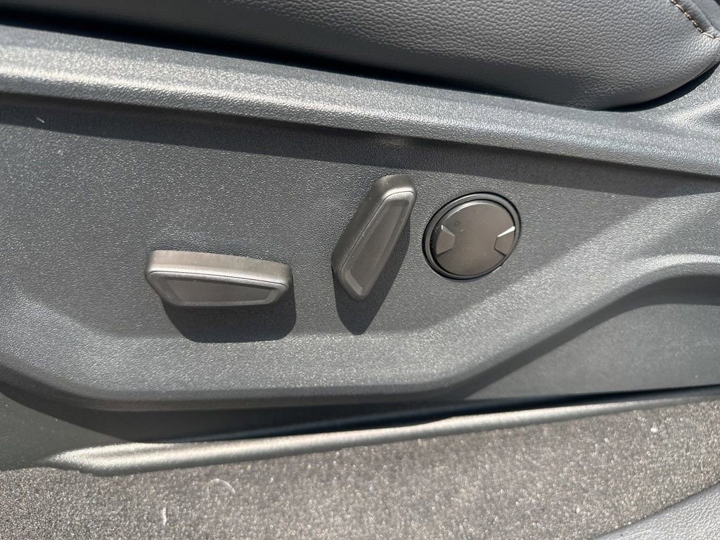 New 2026 Ford F250 Lariat w/ Black Appearance Package image 19