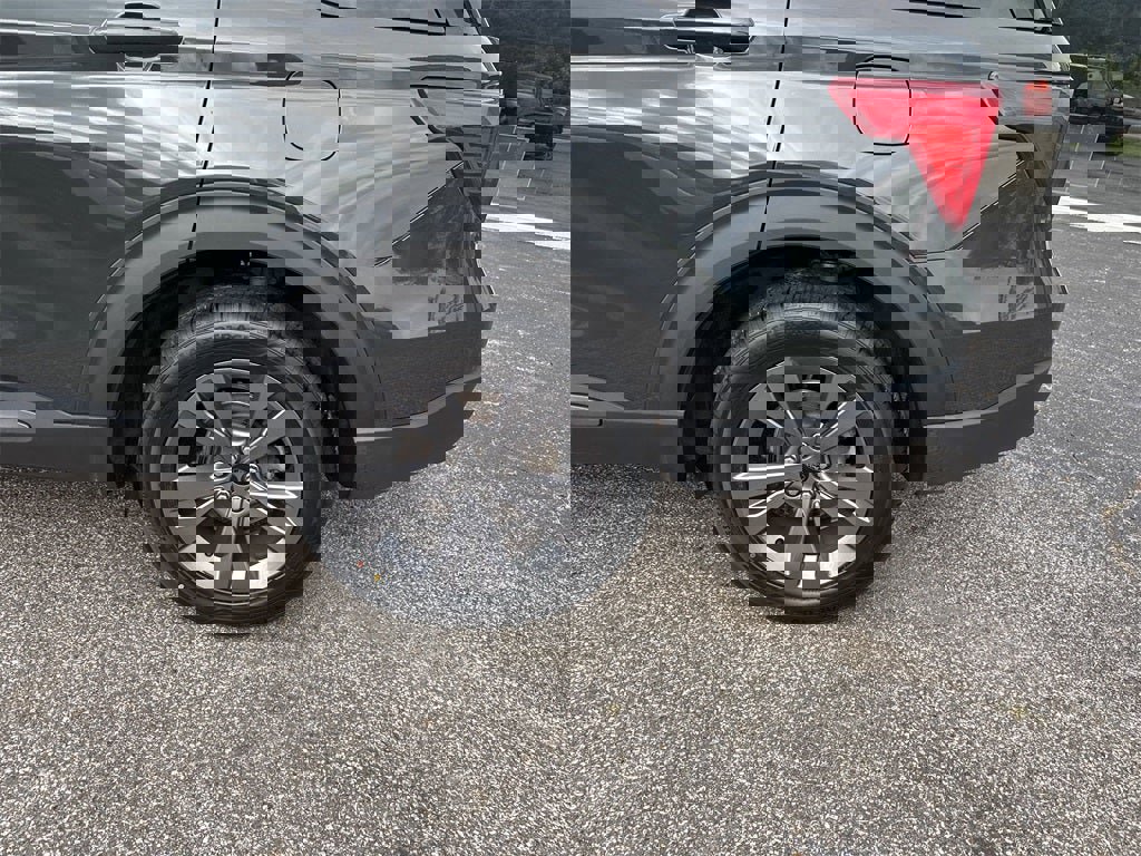 Used 2022 Ford Explorer XLT w/ Equipment Group 202A image 8