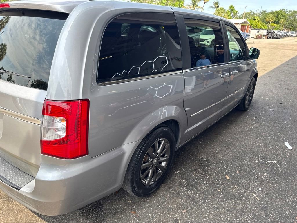 Used 2015 Chrysler Town & Country S FWD image 14
