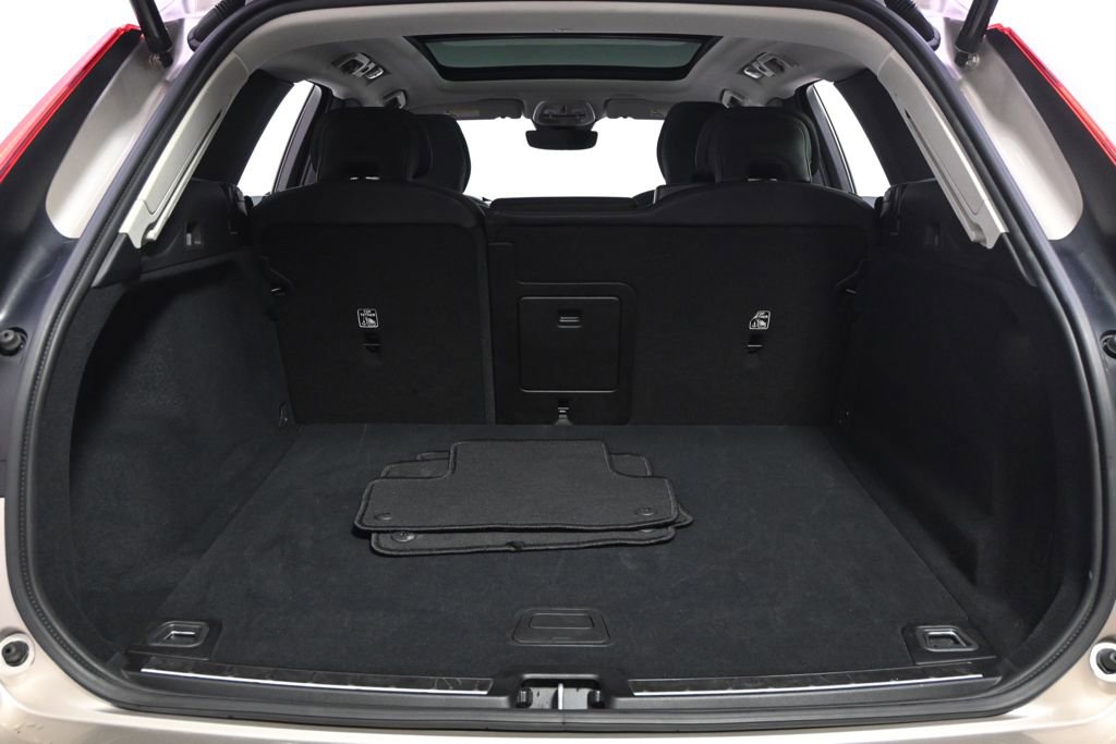 Used 2025 Volvo XC60 B5 Plus image 19