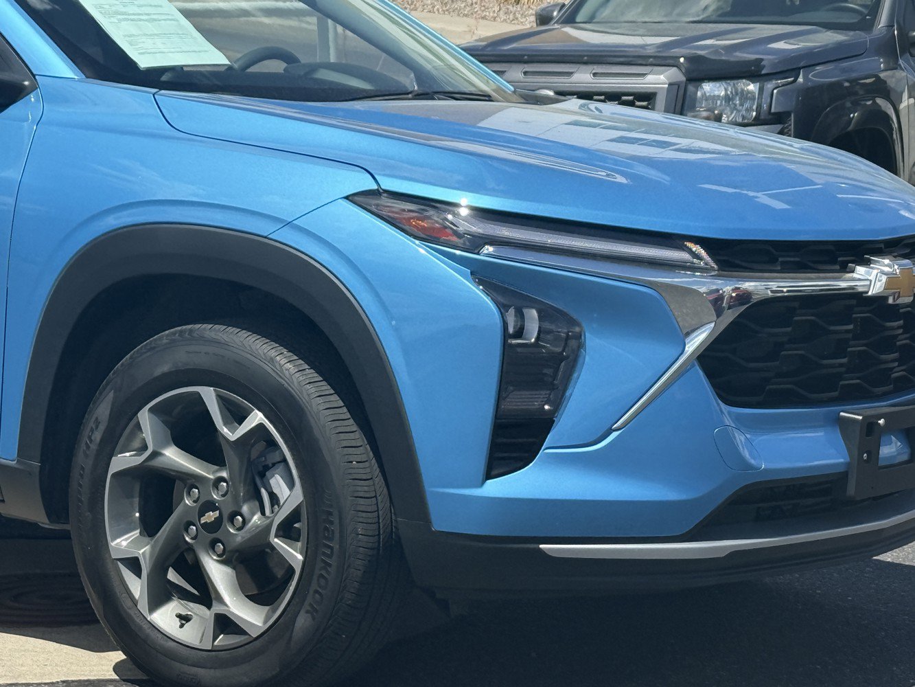 Used 2025 Chevrolet Trax LT FWD image 2