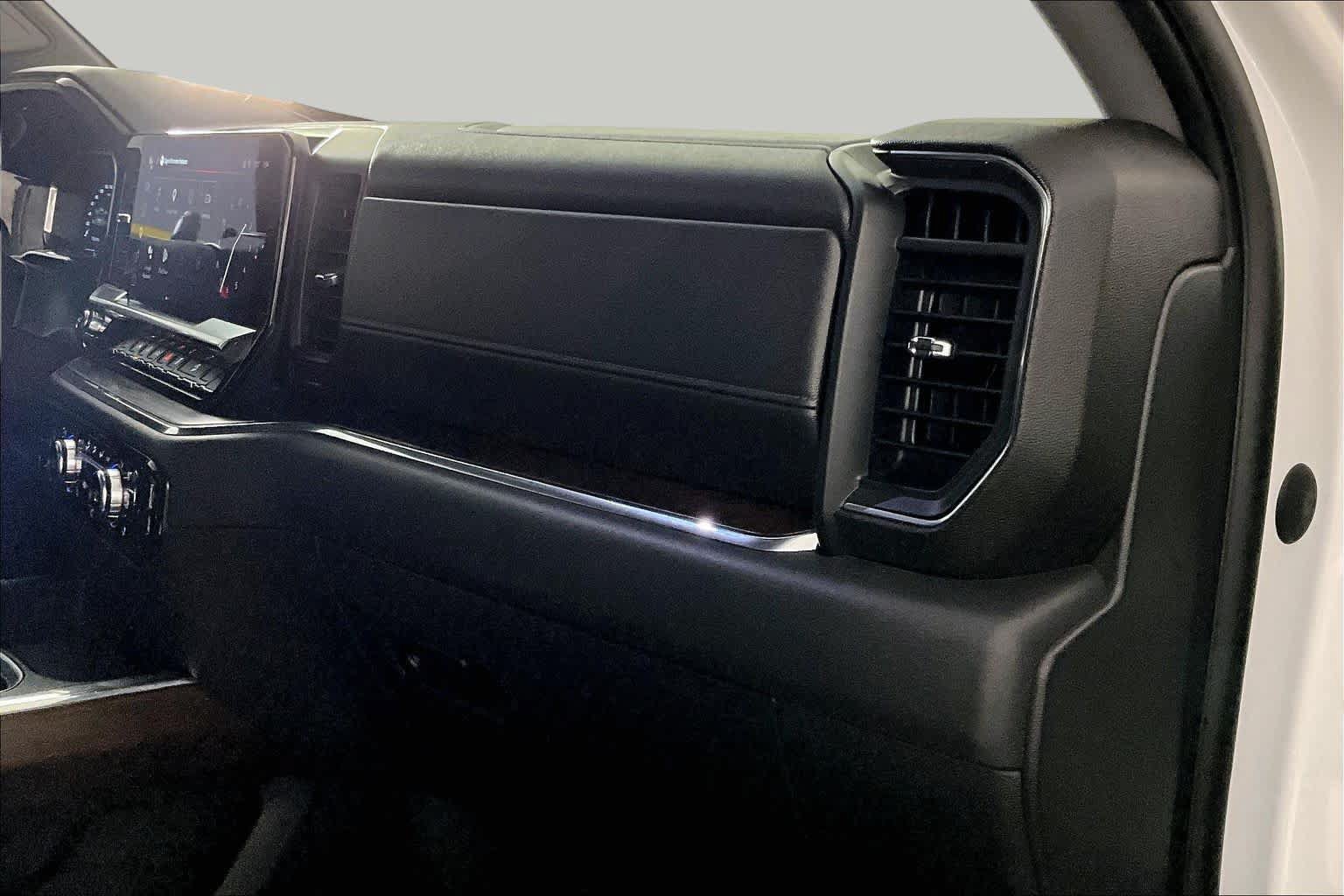 Used 2022 GMC Sierra 1500 SLT w/ SLT Convenience Package AWD/4WD image 17