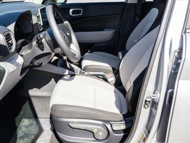 Used 2025 Hyundai Venue SEL image 11