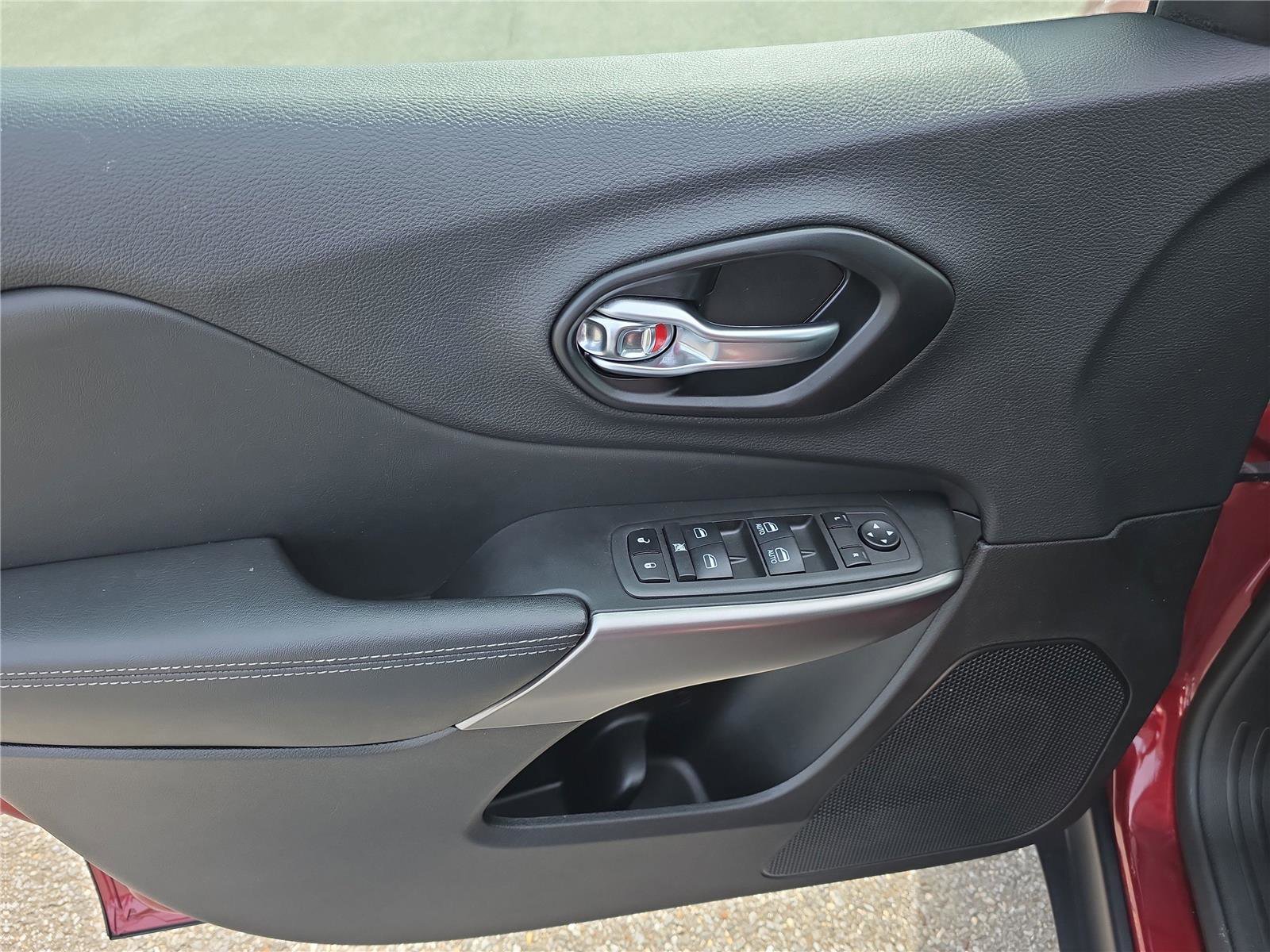 Used 2021 Jeep Cherokee Latitude Lux w/ Comfort/Convenience Group image 17