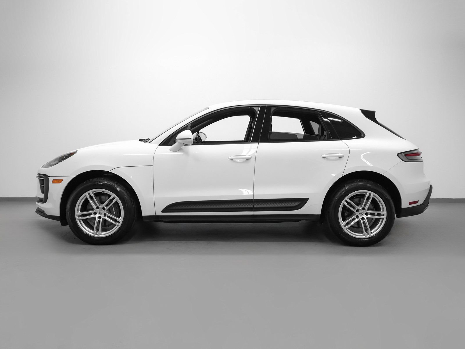 Certified 2022 Porsche Macan image 2