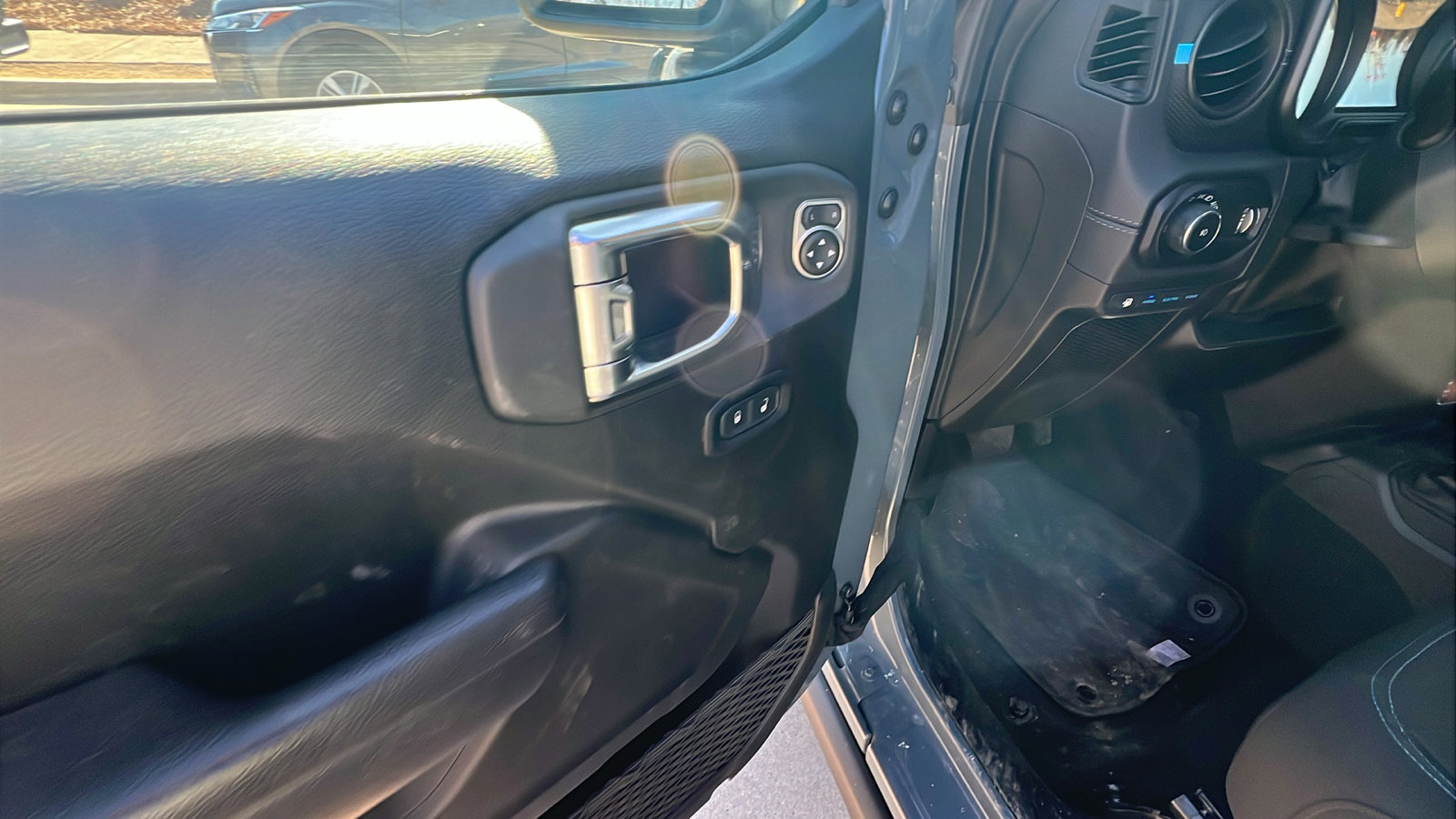 Used 2025 Jeep Wrangler Unlimited Rubicon 4xe w/ Convenience Group image 15