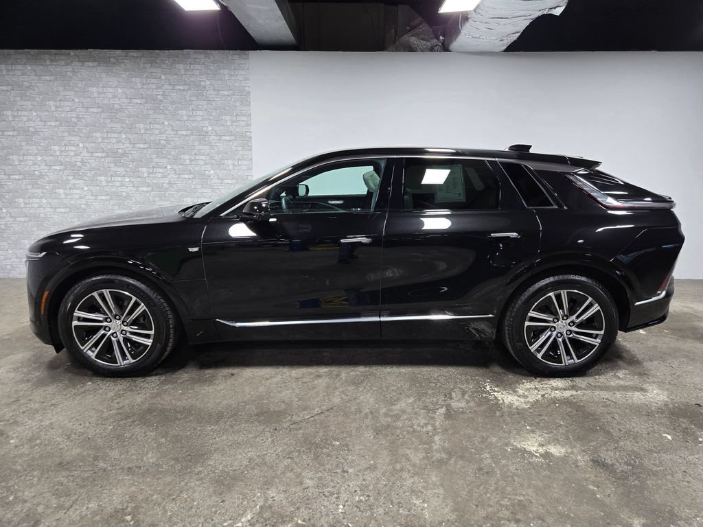 Used 2024 Cadillac Lyriq Luxury AWD/4WD image 2