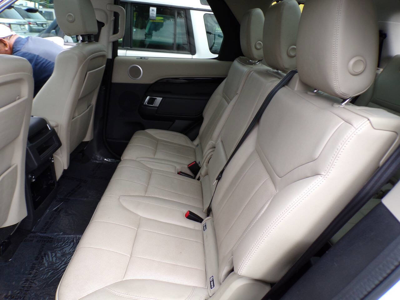 Used 2020 Land Rover Discovery SE AWD/4WD image 19