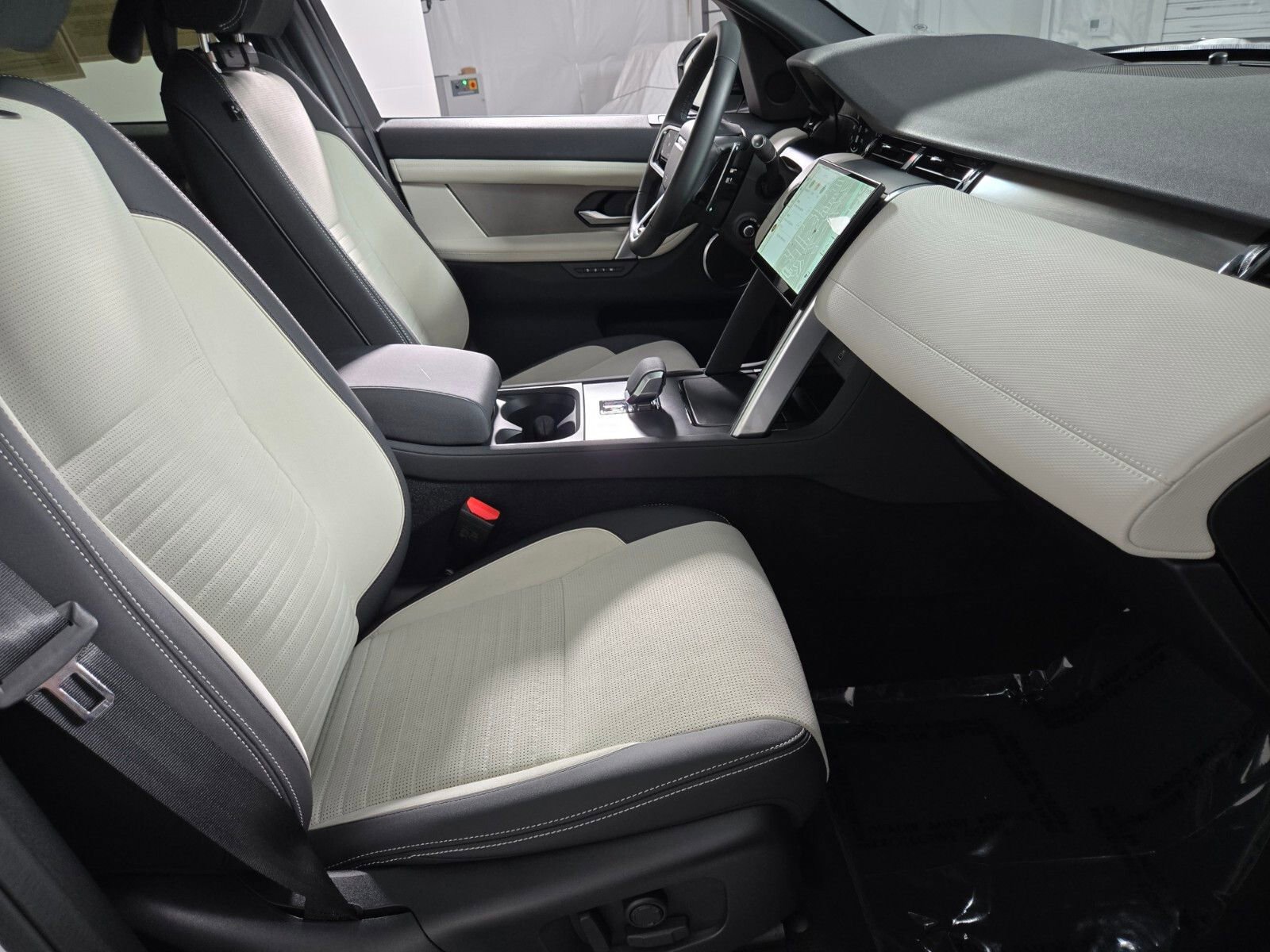Used 2025 Land Rover Discovery Sport Dynamic SE AWD/4WD image 3