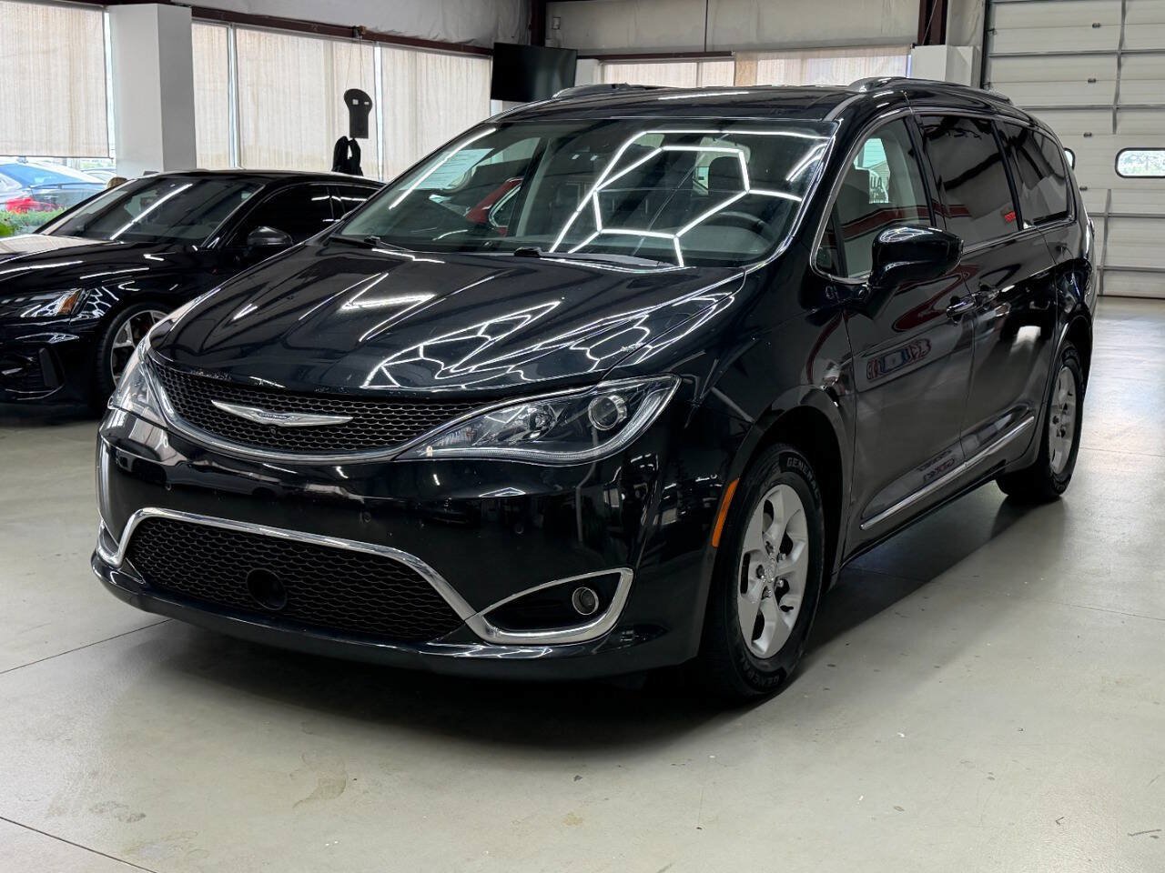 Used 2017 Chrysler Pacifica Touring-L Plus w/ Advanced Safetytec Group FWD image 5