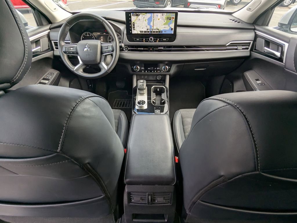 Used 2025 Mitsubishi Outlander SE image 28