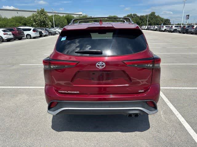 Used 2022 Toyota Highlander XSE FWD image 4