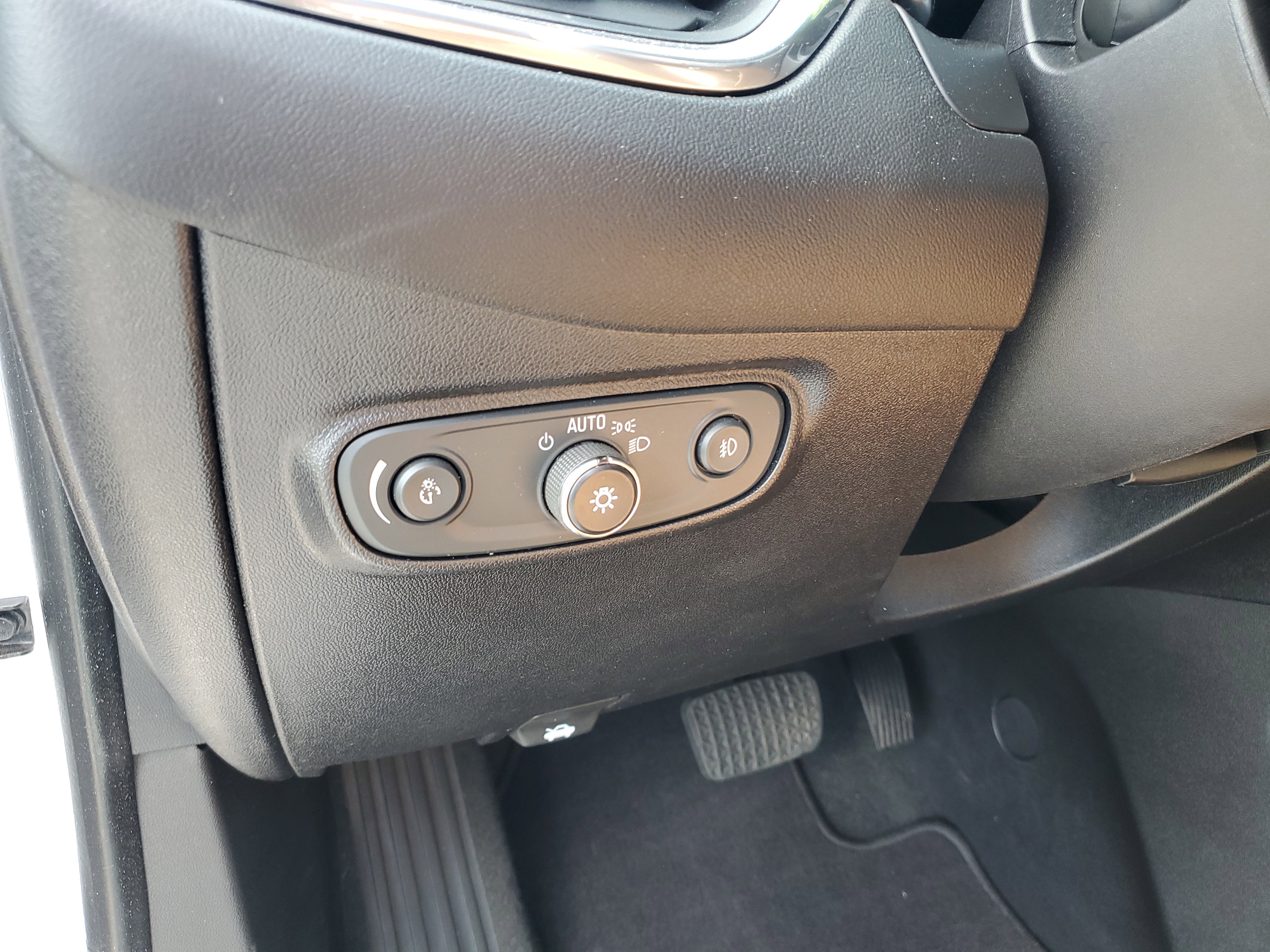 Used 2018 Chevrolet Equinox Premier FWD image 18