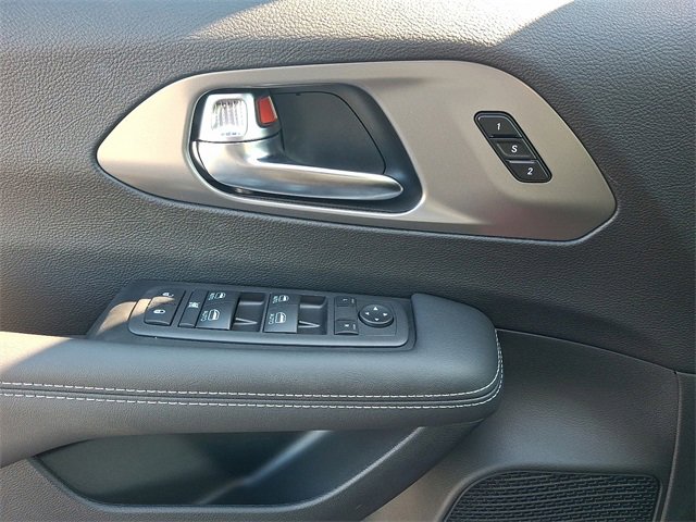 New 2026 Chrysler Pacifica Select image 9