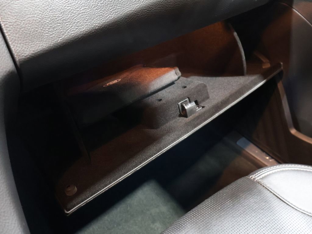 Used 2017 Ford Taurus Limited image 36