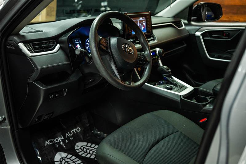 Used 2021 Toyota RAV4 LE image 8