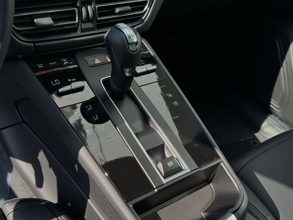 Certified 2025 Porsche Macan AWD/4WD image 28