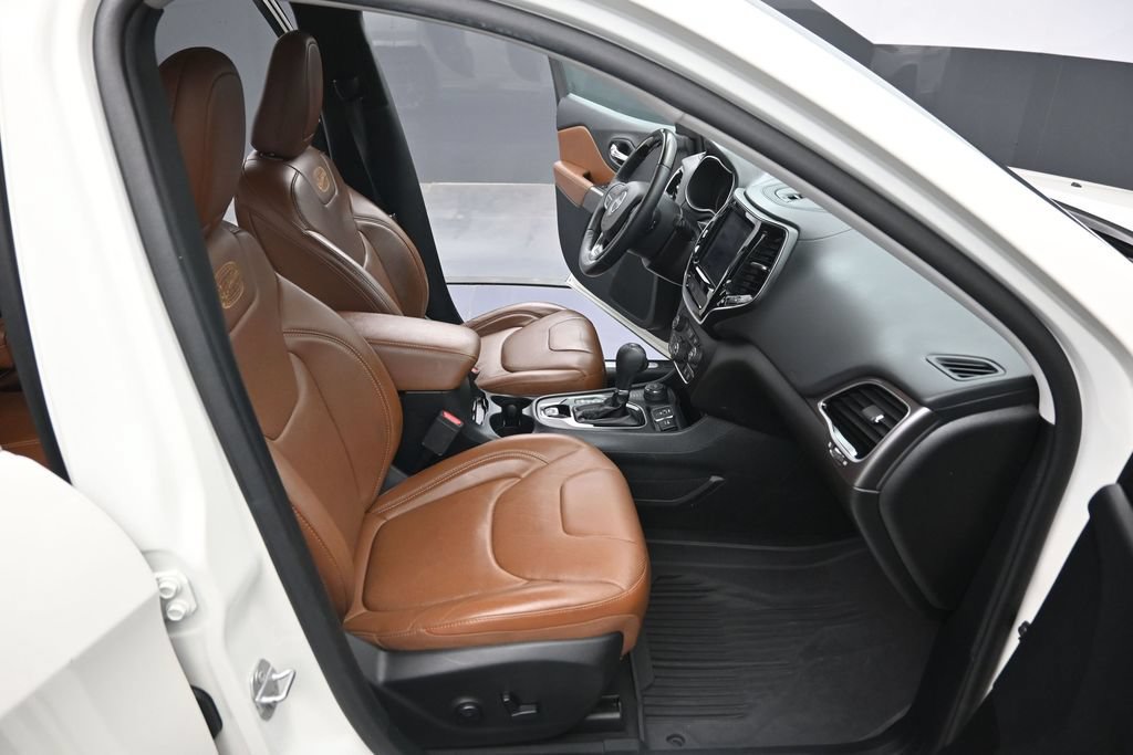 Used 2019 Jeep Cherokee Overland AWD/4WD image 32