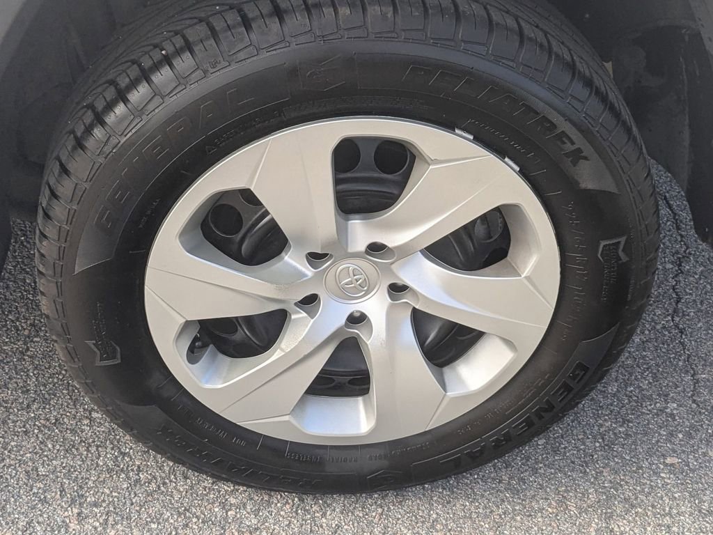 Used 2021 Toyota RAV4 LE image 10