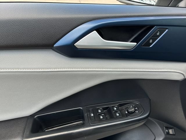Used 2024 Volkswagen Taos SE w/ Panoramic Sunroof Package FWD image 12