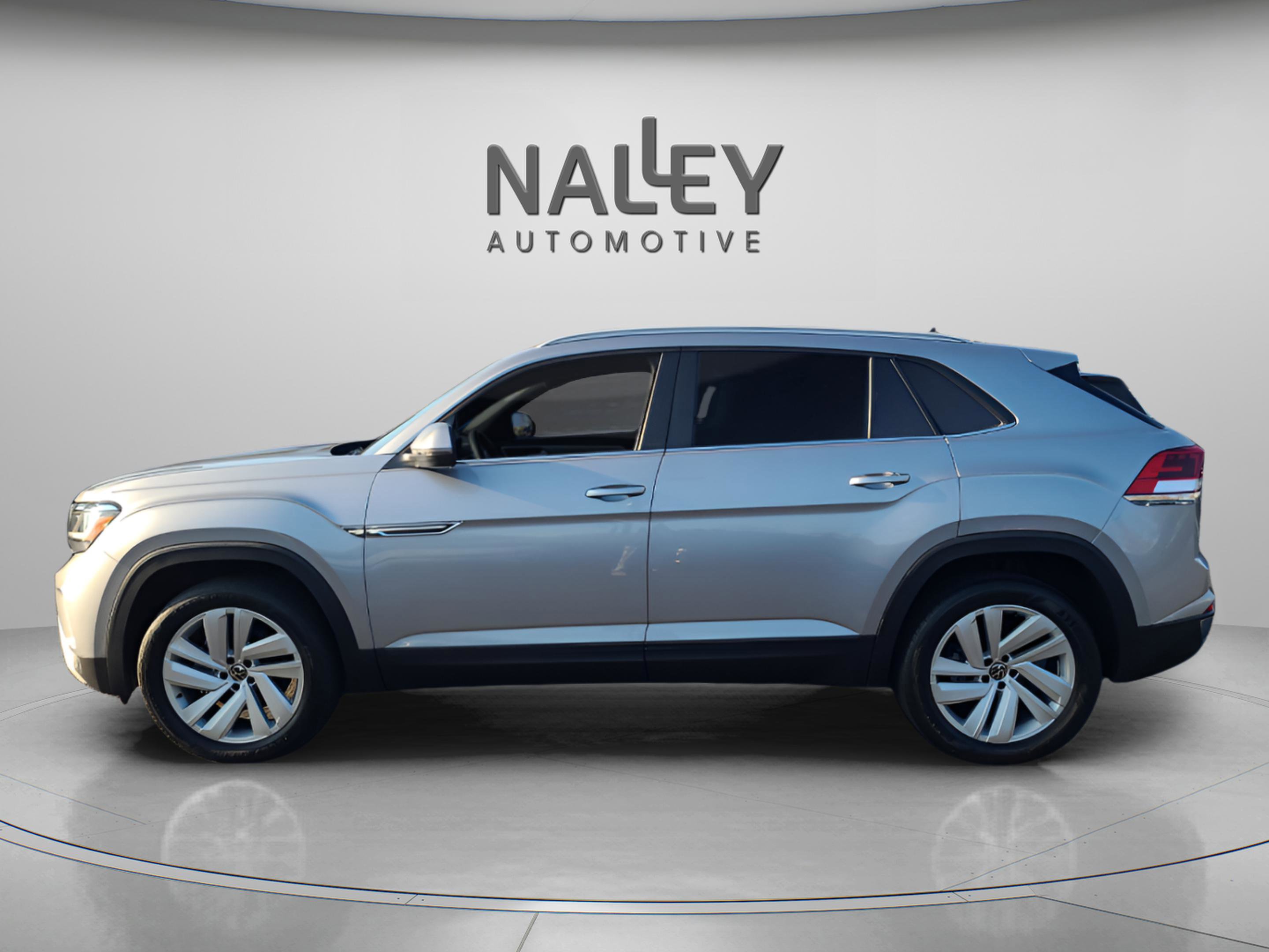 Used 2022 Volkswagen Atlas Cross Sport SE w/ Panoramic Sunroof Package image 2