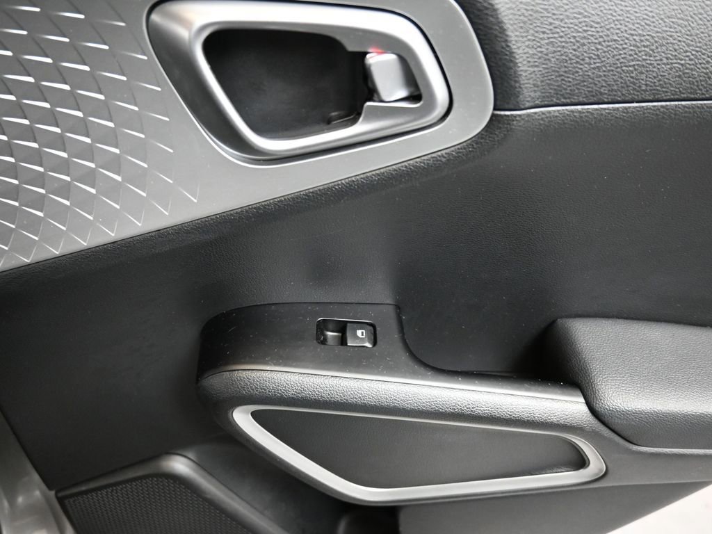 Used 2025 Kia Soul LX w/ LX Technology Package FWD image 15