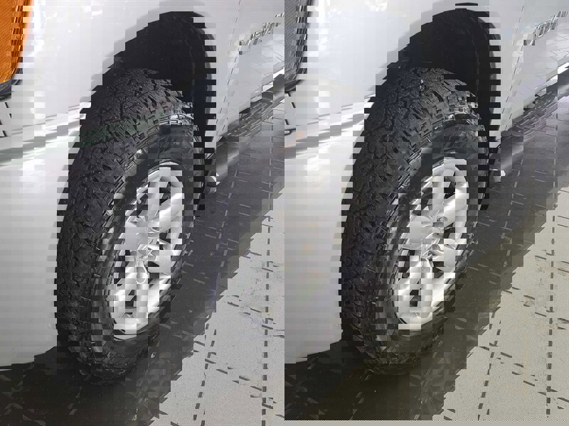 Used 2015 Nissan Titan SV image 31