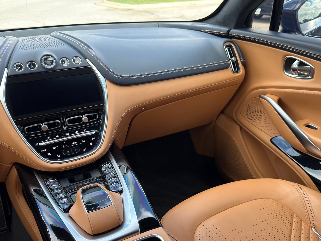 Used 2021 Aston Martin DBX AWD/4WD image 34