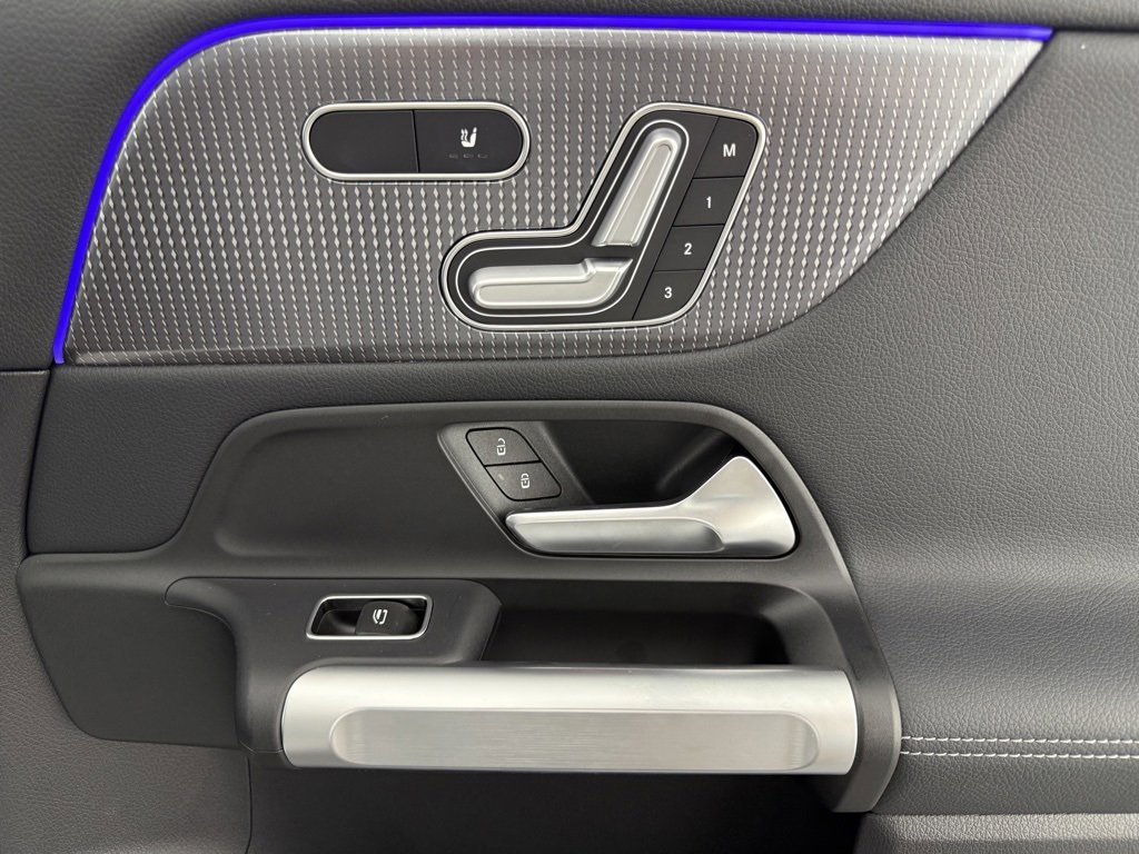 Used 2023 Mercedes-Benz EQB 300 4MATIC image 24