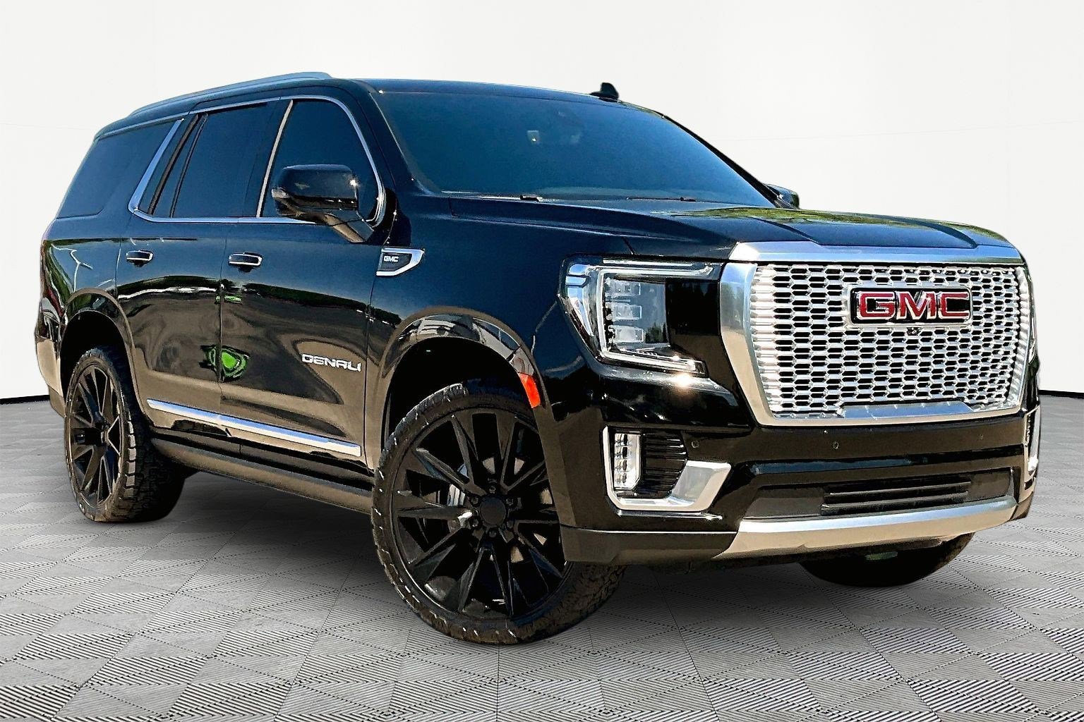 Used 2021 GMC Yukon Denali w/ Denali Premium Package AWD/4WD image 3