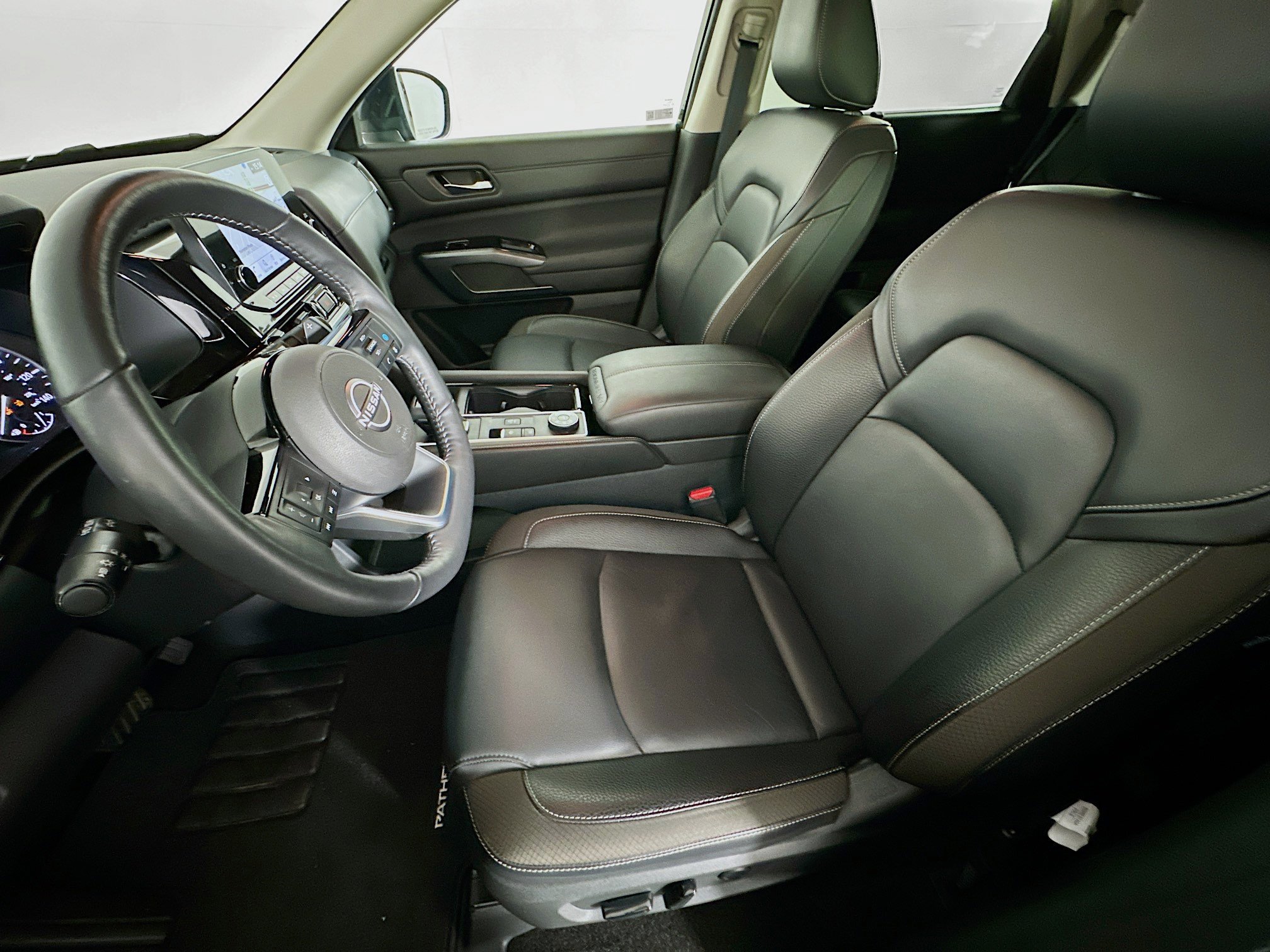 Used 2025 Nissan Pathfinder SL image 13