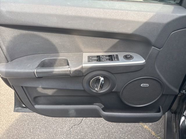 Used 2010 Jeep Commander Sport w/ Sun/Sound Group AWD/4WD image 16